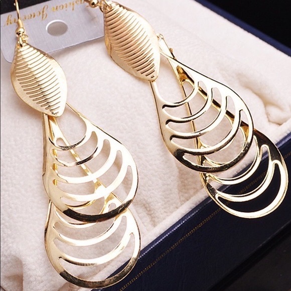 🛍🆕LONG GOLD EARRINGS - Picture 1 of 2